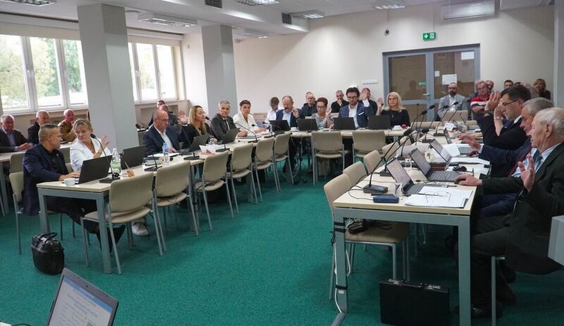 Ponad 138 mln zł na inwestycje, blisko 108 mln zł pozyskanych środków – radni poznali skalę realizowanych zadań Powiatu Skarżyskiego 